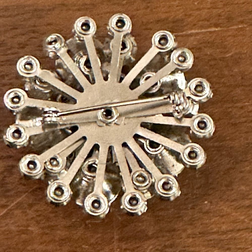 Vintage silver tone cluster pin brooch with multi-sized Rhinestones - Picture 2 of 14